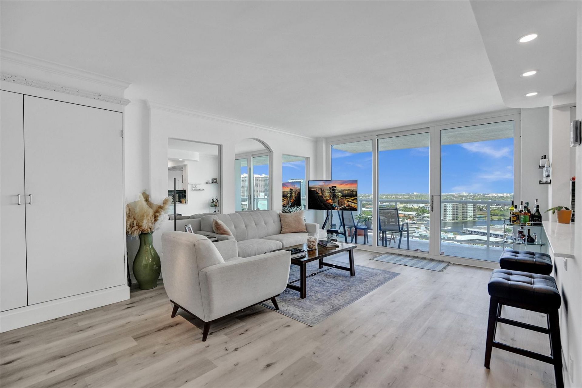 2715 N Ocean Boulevard, Unit 17F, Fort Lauderdale, FL 33308 Photo