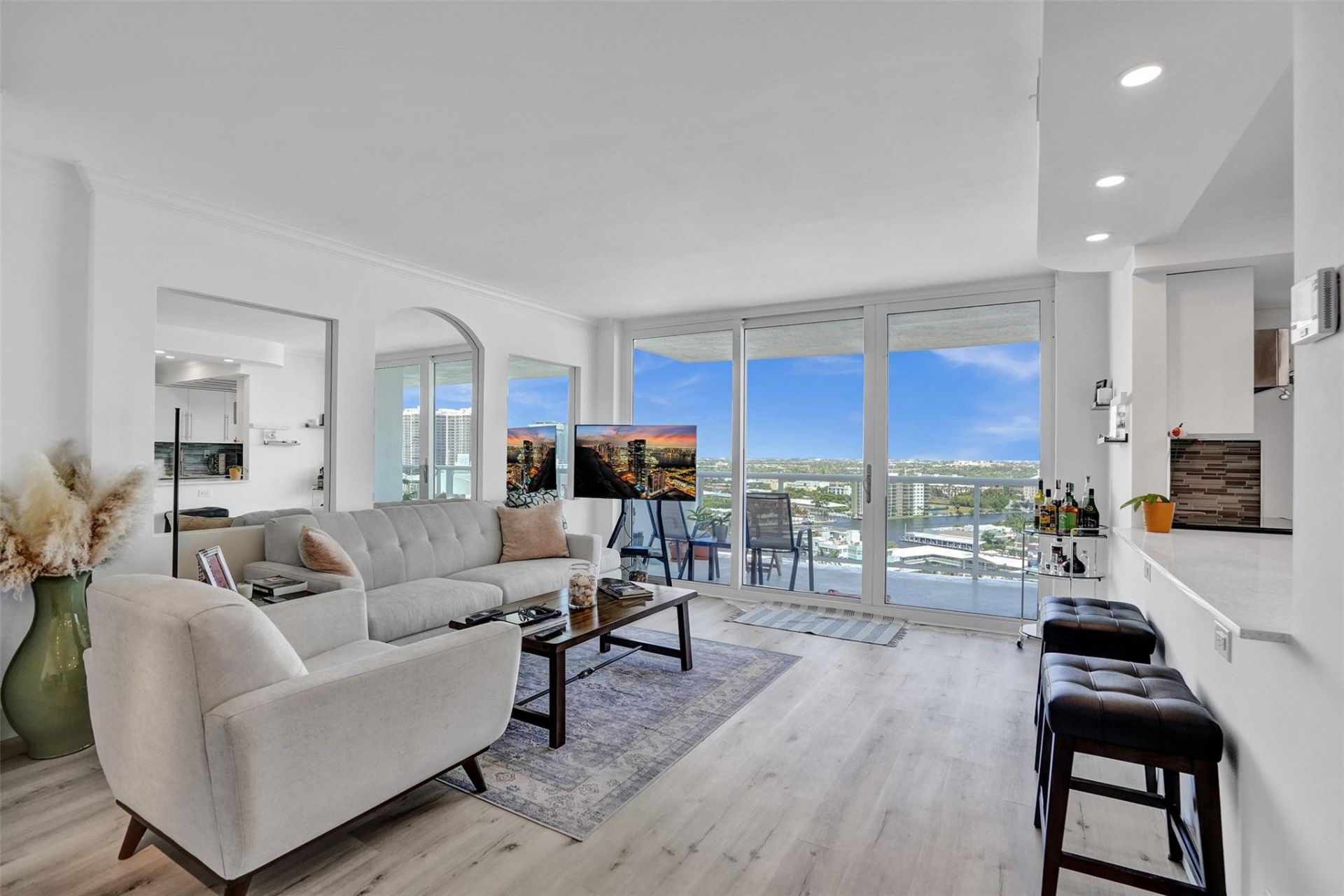 2715 N Ocean Boulevard, Unit 17F, Fort Lauderdale, FL 33308 Photo