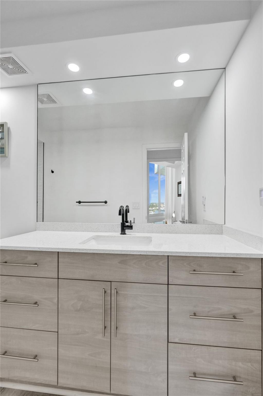 2715 N Ocean Boulevard, Unit 17F, Fort Lauderdale, FL 33308 Photo