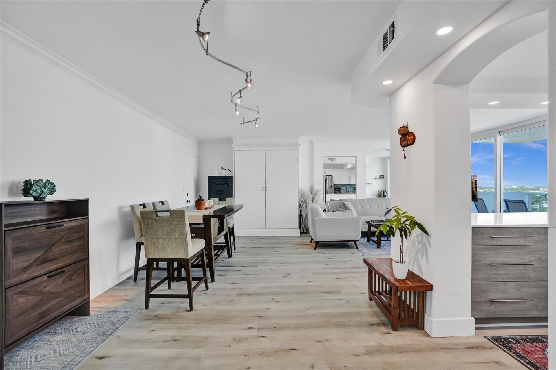 2715 N Ocean Boulevard, Unit 17F, Fort Lauderdale, FL 33308 Photo