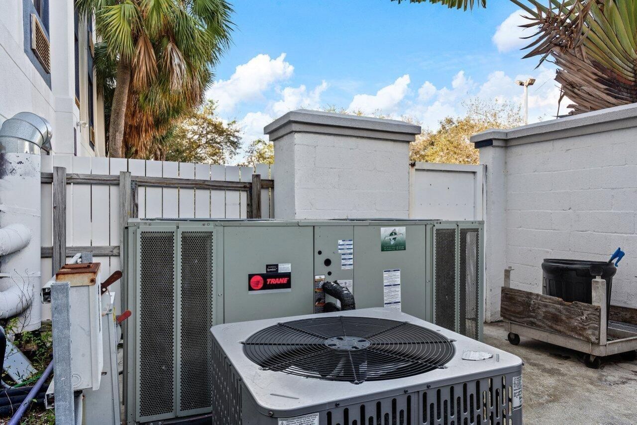 7051 N Seacrest Boulevard, Lantana, FL 33462 Photo