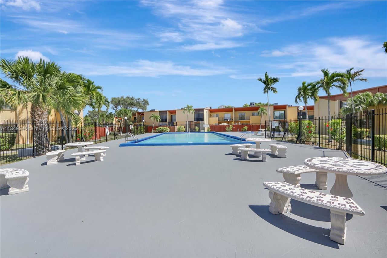 13731 SW 84th St, Unit B, Miami, FL 33183 Photo