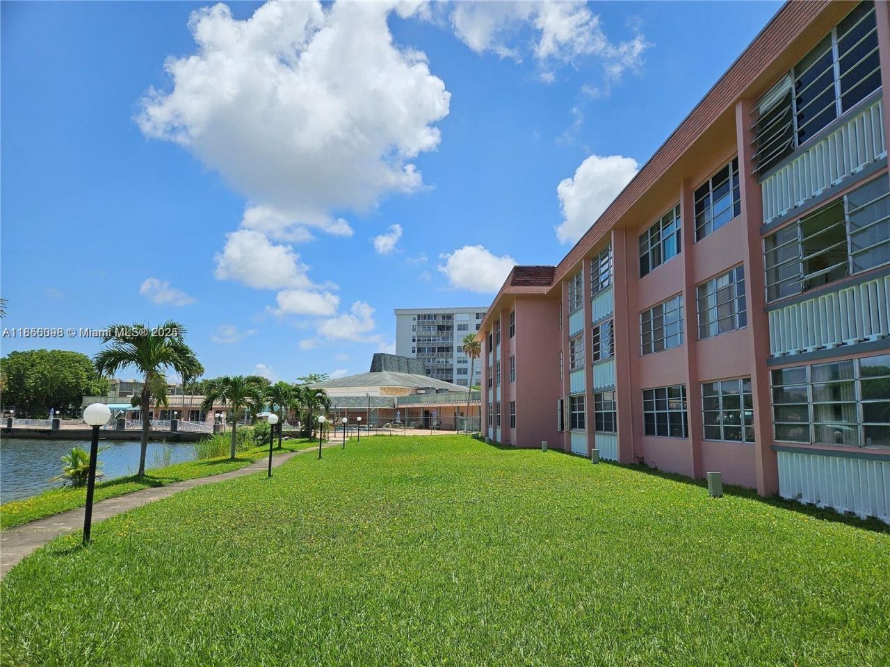 18555 NE 14th Ave, Unit 514, Miami, FL 33179 Photo