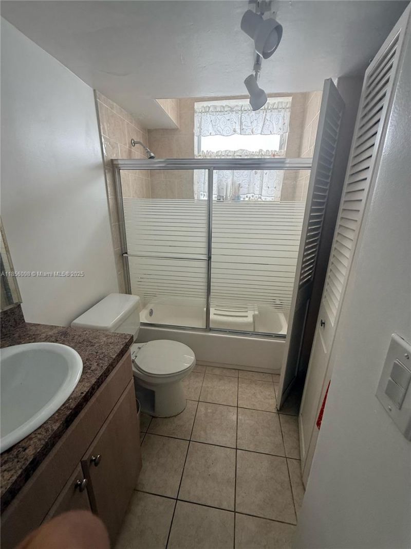 18555 NE 14th Ave, Unit 514, Miami, FL 33179 Photo
