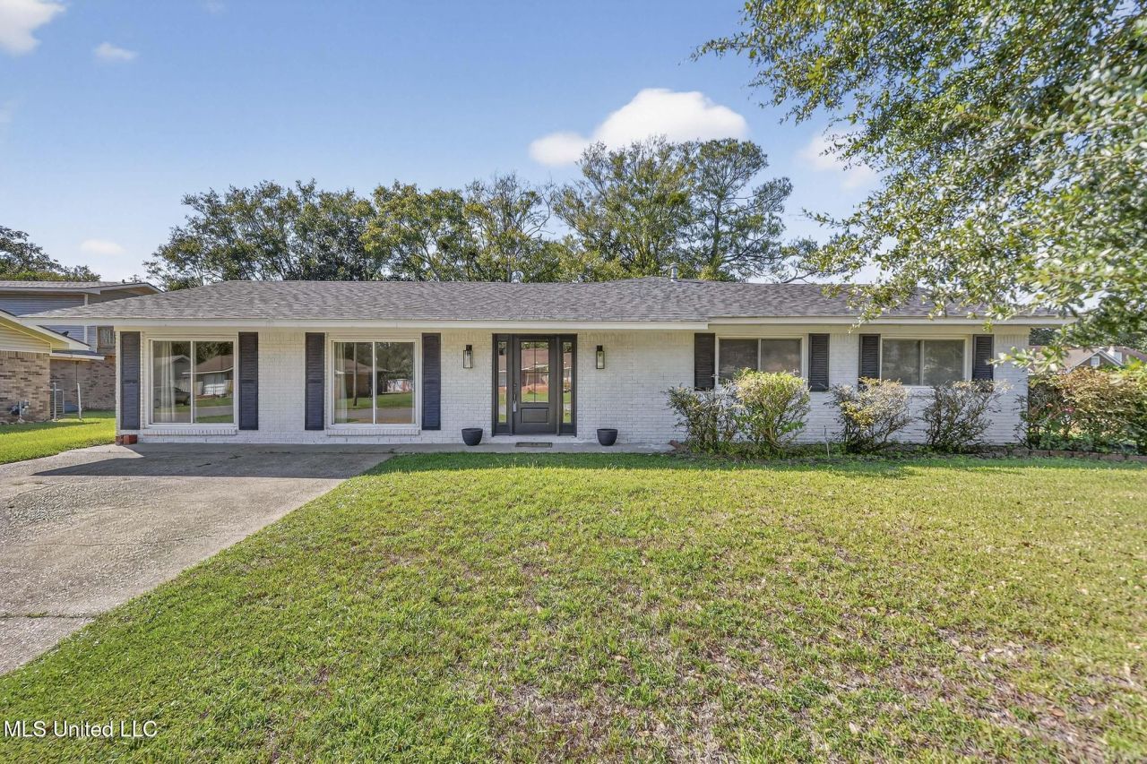 100 Hunter Drive, Ocean Springs, MS 39564 Main Photo