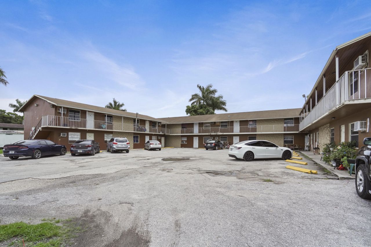 241 NW 11th 1 Street, Unit 13, Belle Glade, FL 33430 Photo