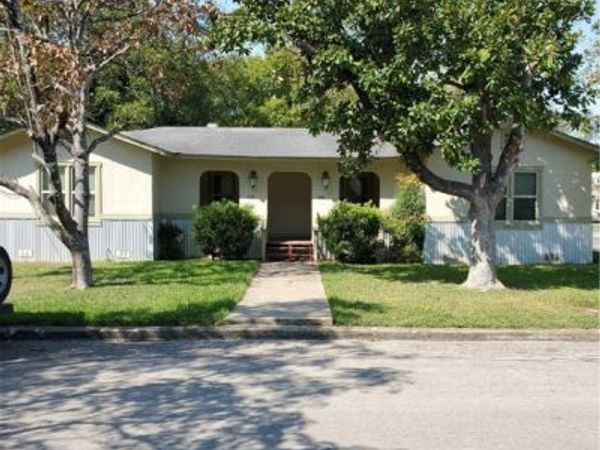 826 N Bowie Street, Seguin, TX 78155