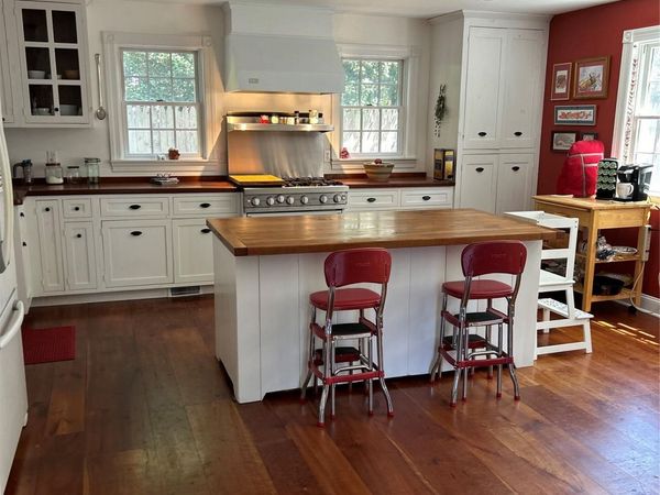 11 W Meadow Lane, Stony Brook, NY 11790