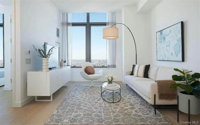 3 Court Square, Unit 6104, Long Island City, NY 11101 Main Photo
