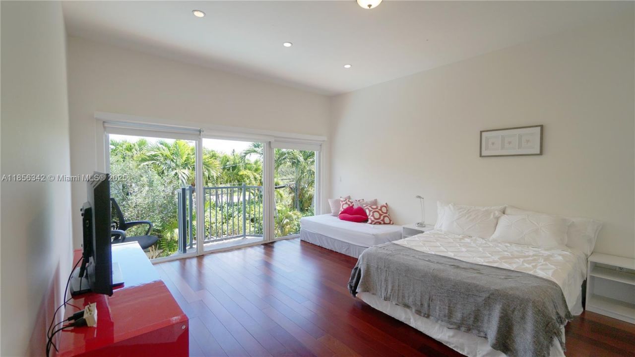 691 Ridgewood Rd, Key Biscayne, FL 33149 Photo