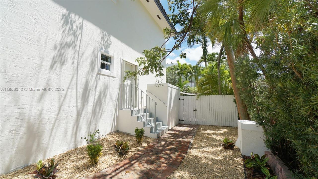 691 Ridgewood Rd, Key Biscayne, FL 33149 Photo