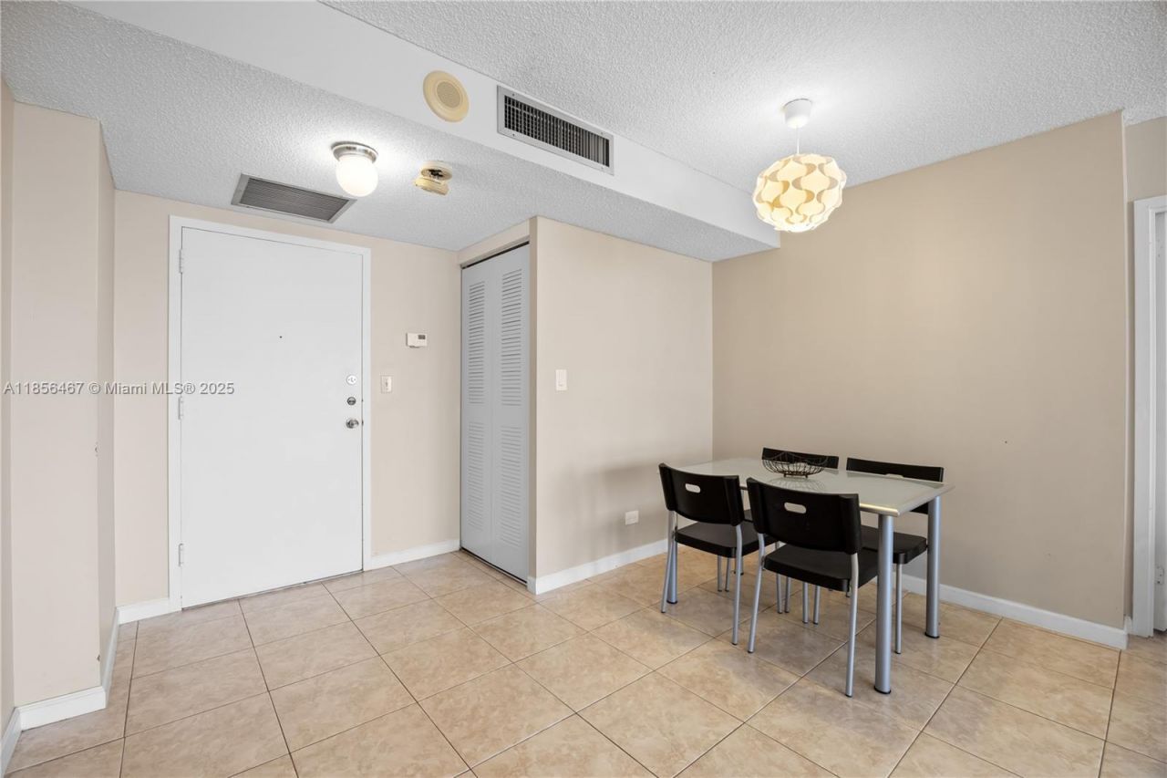 251 174th St, Unit 812, Sunny Isles Beach, FL 33160 Photo