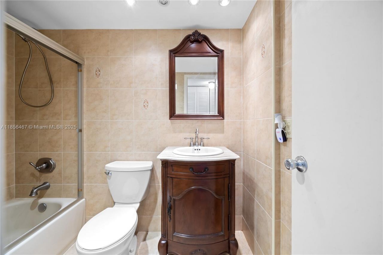 251 174th St, Unit 812, Sunny Isles Beach, FL 33160 Photo