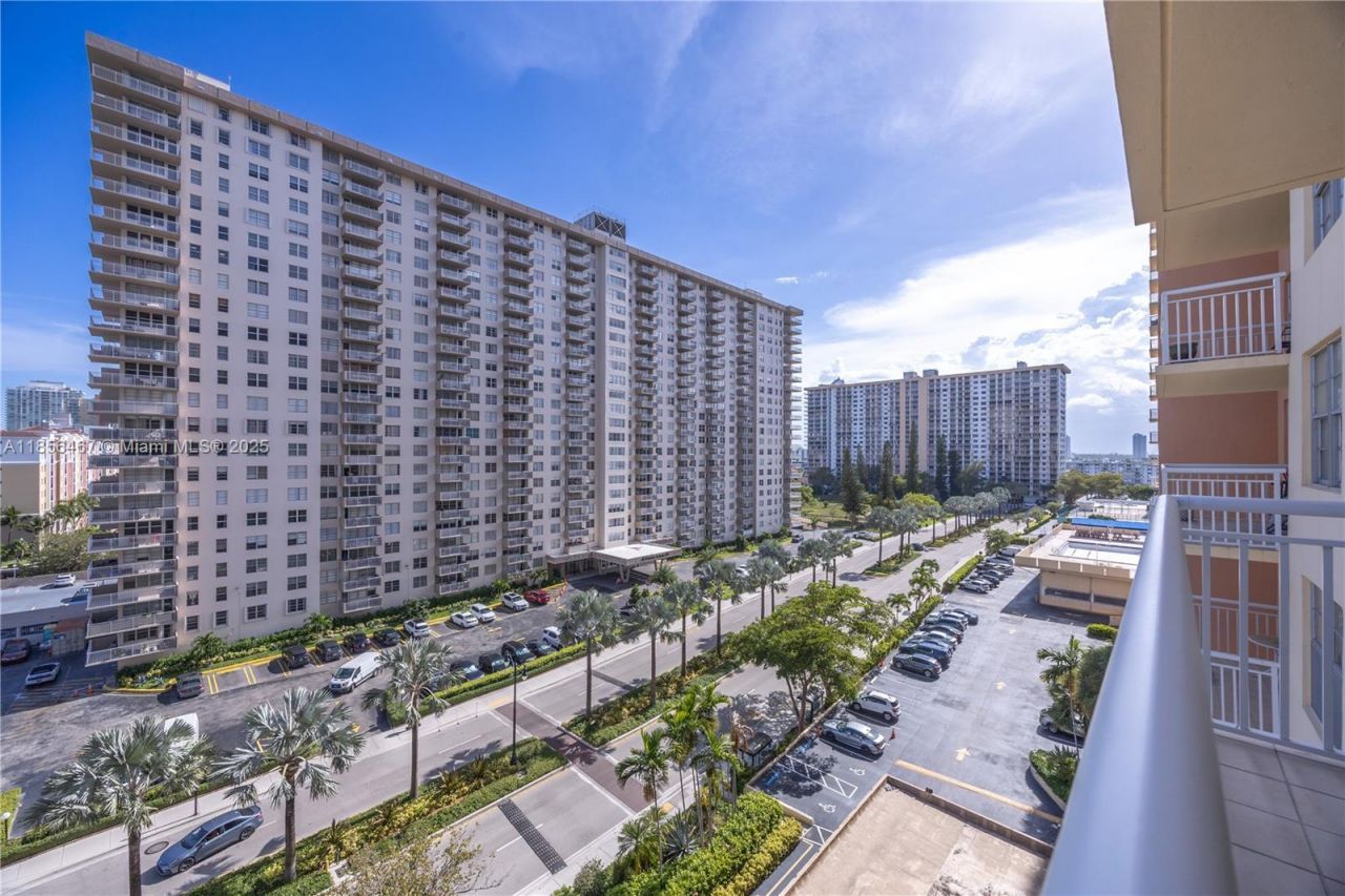 251 174th St, Unit 812, Sunny Isles Beach, FL 33160 Photo