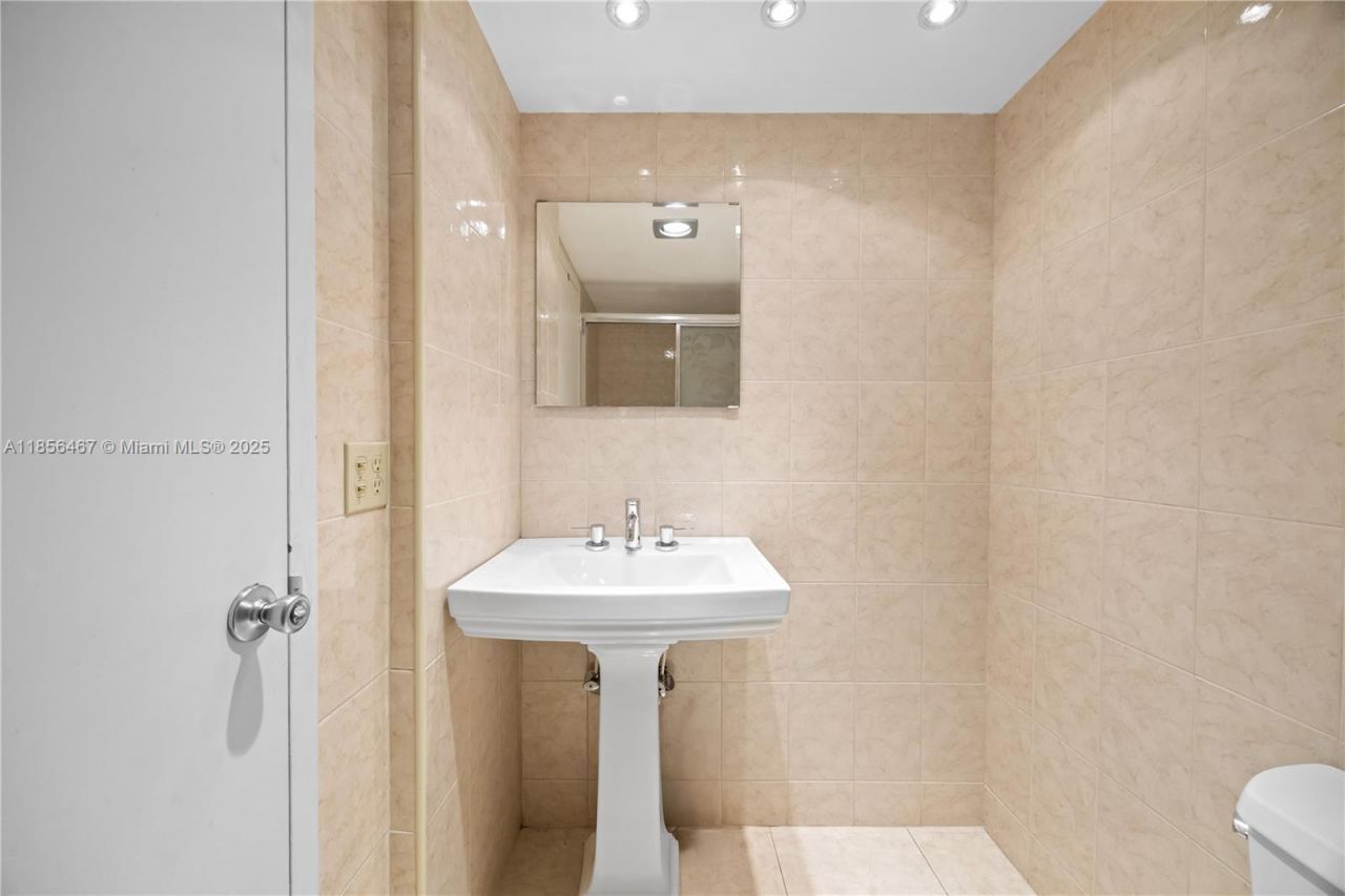 251 174th St, Unit 812, Sunny Isles Beach, FL 33160 Photo