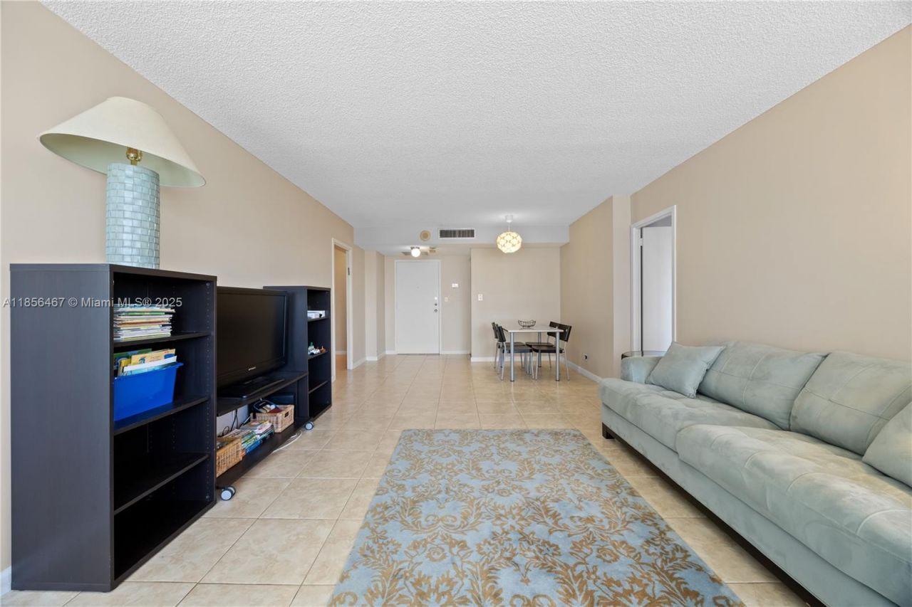 251 174th St, Unit 812, Sunny Isles Beach, FL 33160 Photo