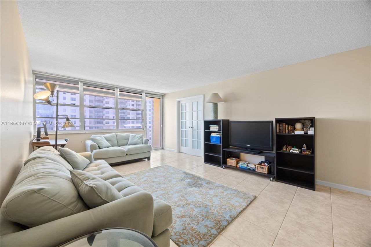 251 174th St, Unit 812, Sunny Isles Beach, FL 33160 Photo