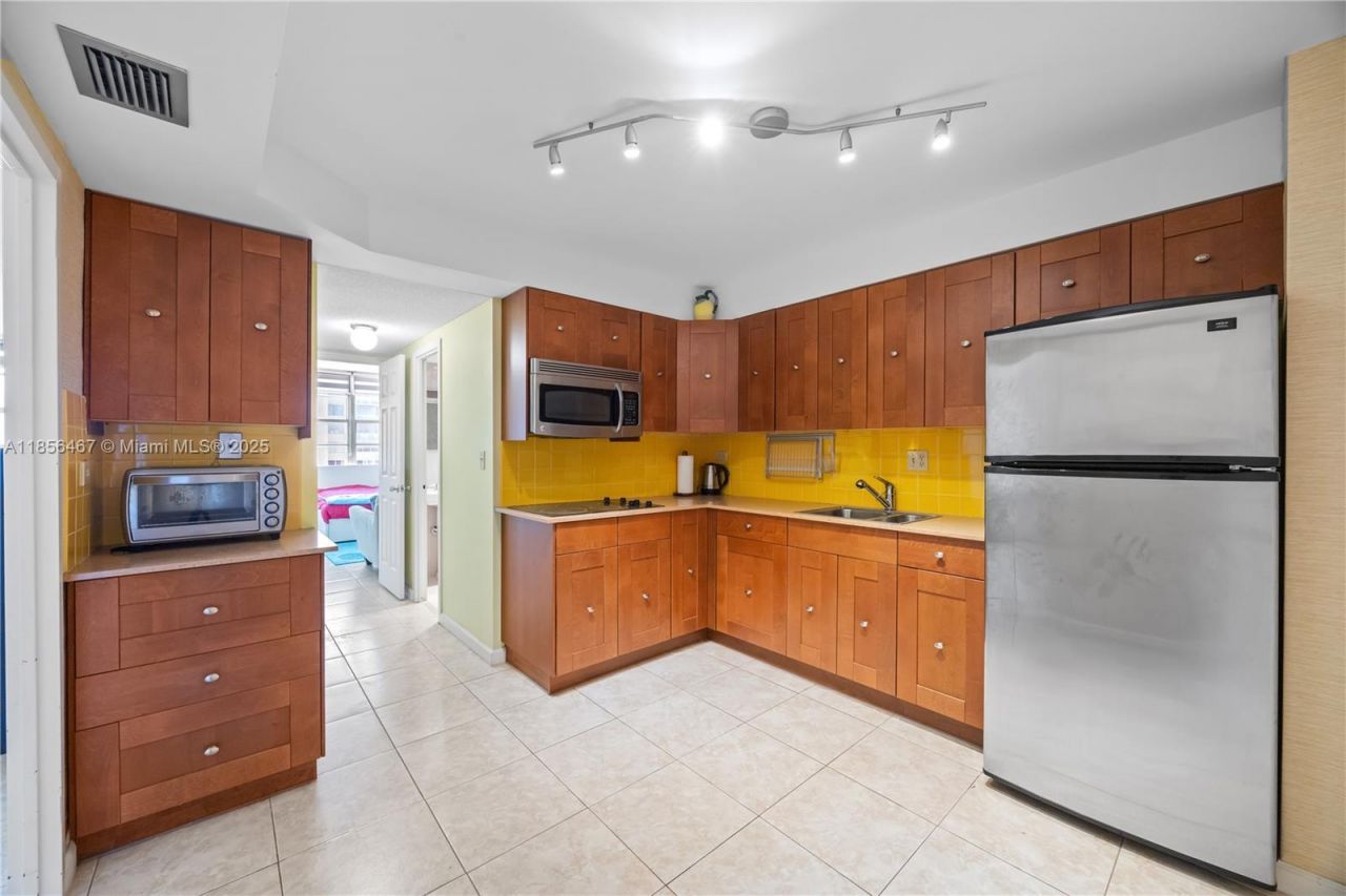 251 174th St, Unit 812, Sunny Isles Beach, FL 33160 Photo