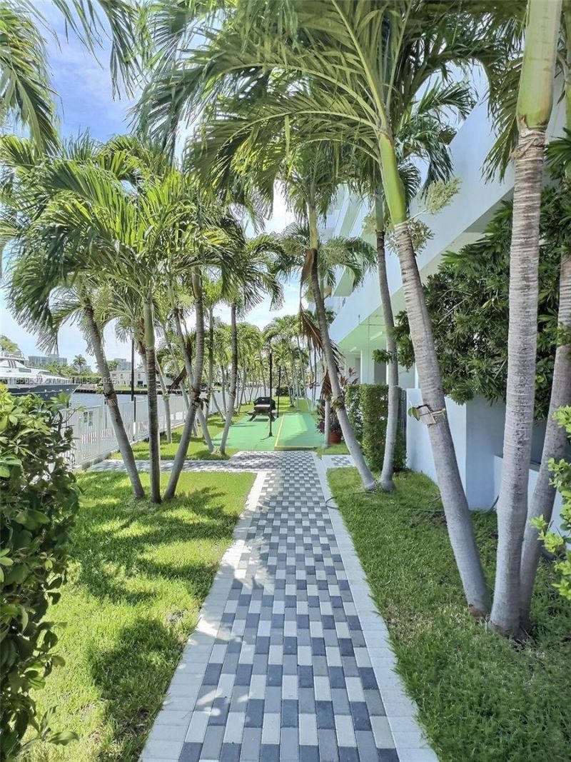 137 Golden Isles Dr, Unit 1109, Hallandale Beach, FL 33009 Photo
