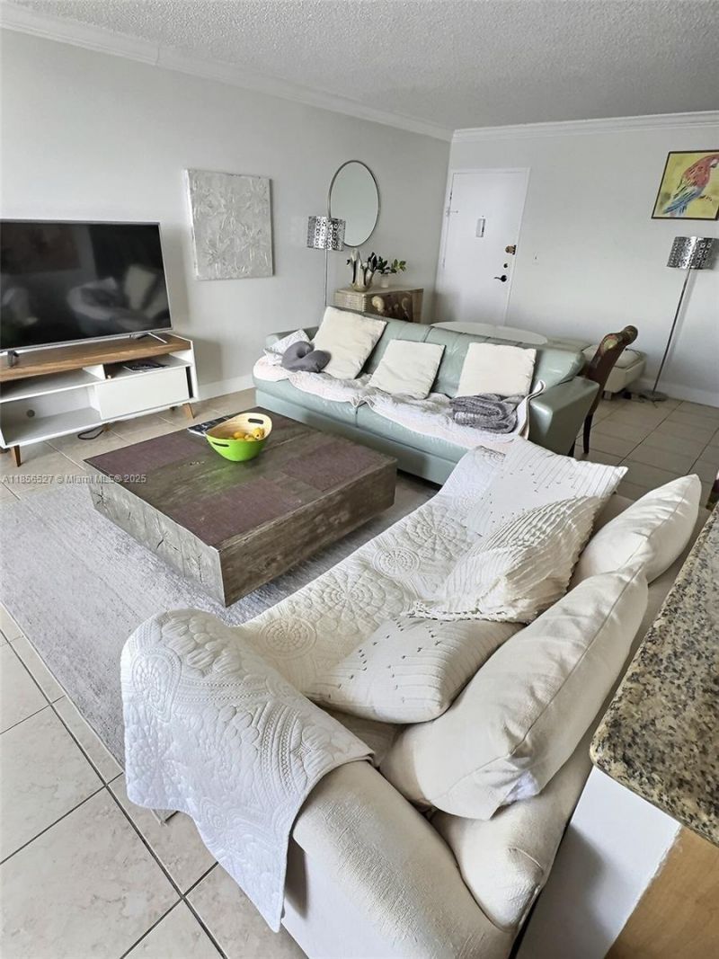 137 Golden Isles Dr, Unit 1109, Hallandale Beach, FL 33009 Photo