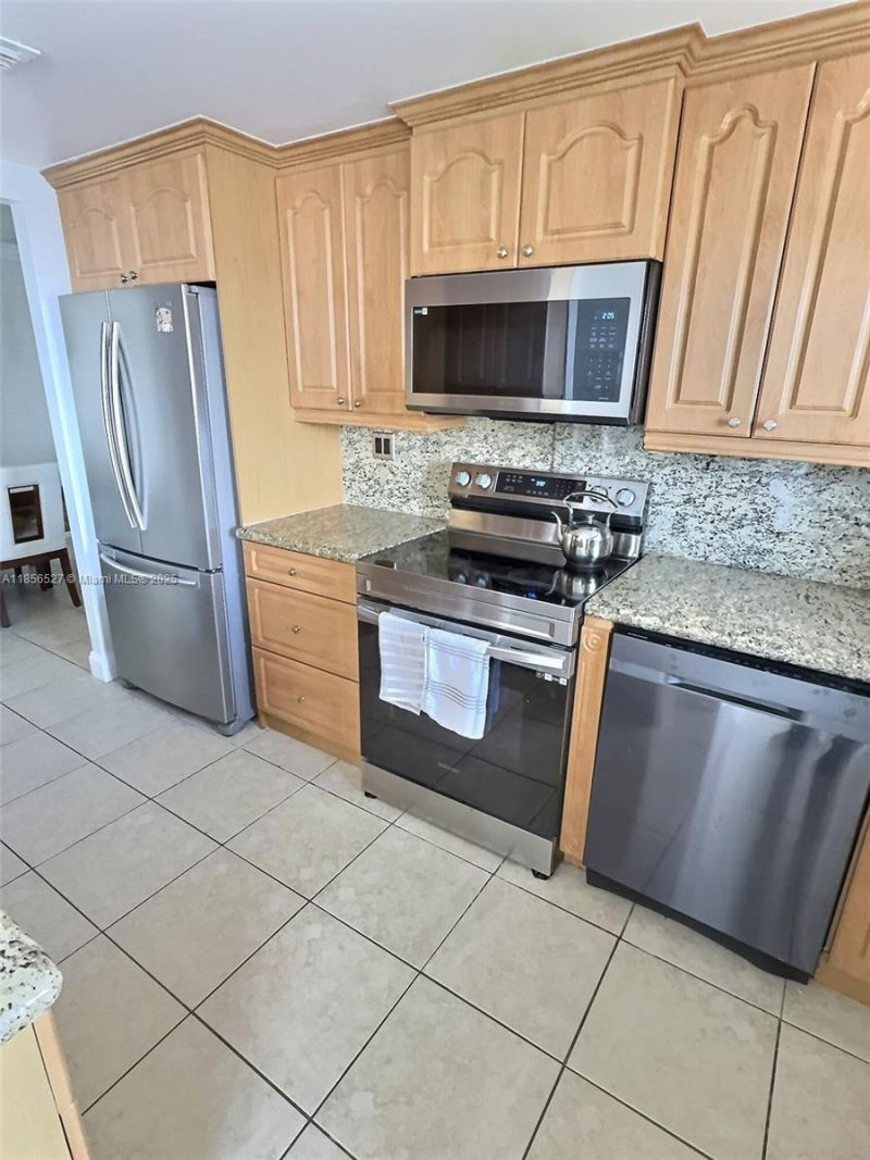 137 Golden Isles Dr, Unit 1109, Hallandale Beach, FL 33009 Photo