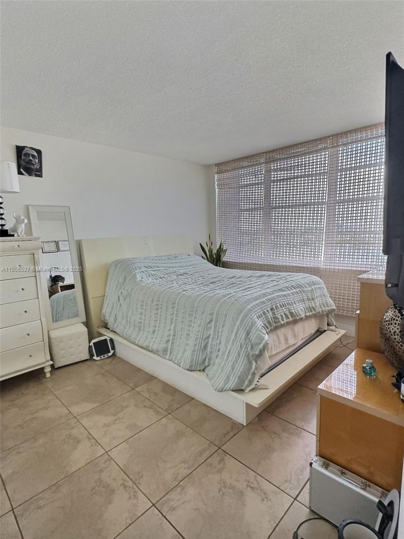 137 Golden Isles Dr, Unit 1109, Hallandale Beach, FL 33009 Photo