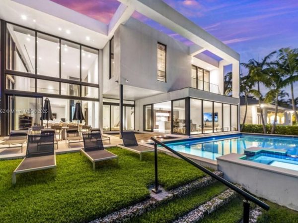 418 Sunset Dr, Hallandale Beach, FL 33009