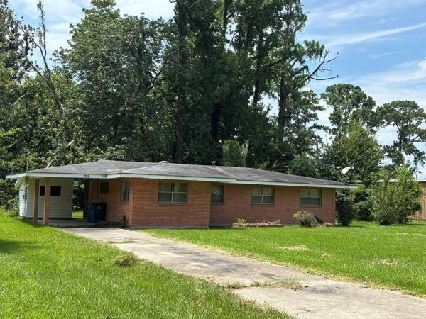 1211 S Lake Arthur Ave, Jennings, LA 70546