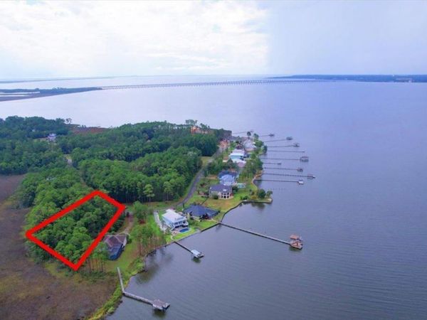 4568 Bayside Dr, Milton, FL 32583