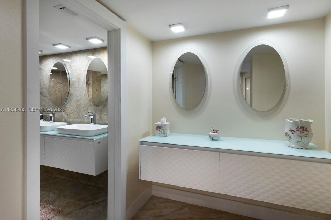 5660 Collins Ave, Unit 4B, Miami Beach, FL 33140 Photo