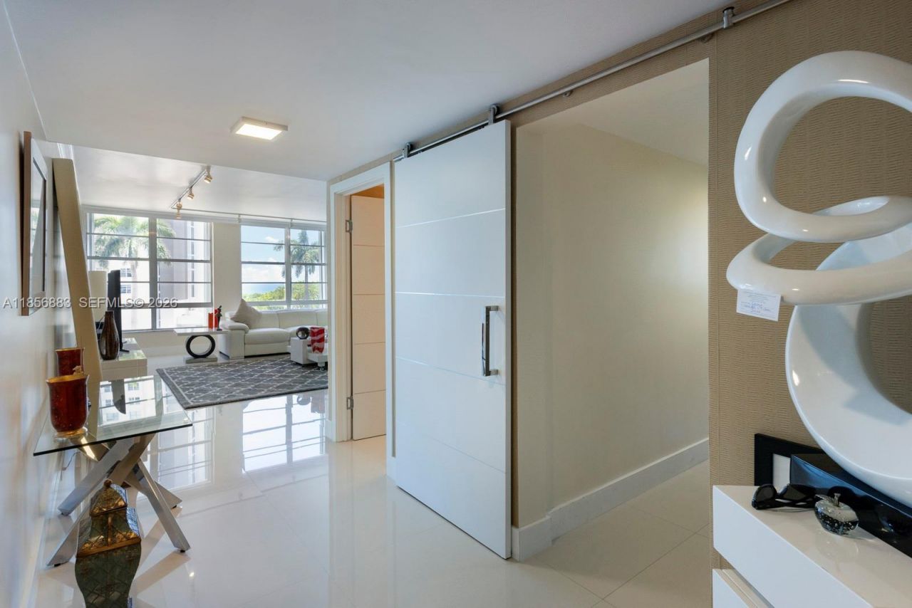 5660 Collins Ave, Unit 4B, Miami Beach, FL 33140 Photo