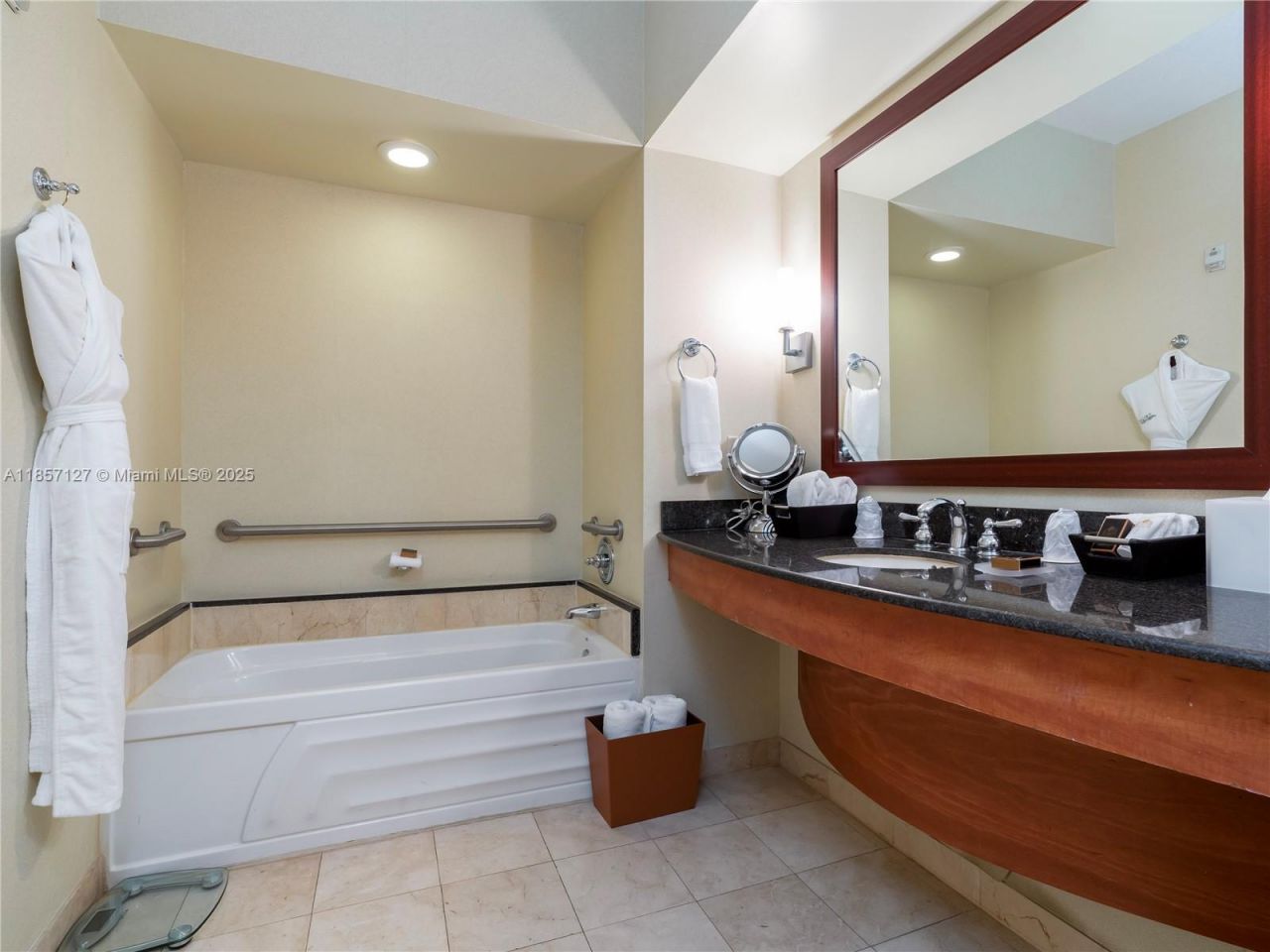 18001 Collins Ave, Unit 811, Sunny Isles Beach, FL 33160 Photo
