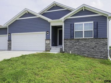 225 N 10th Avenue, Springfield, NE 68059