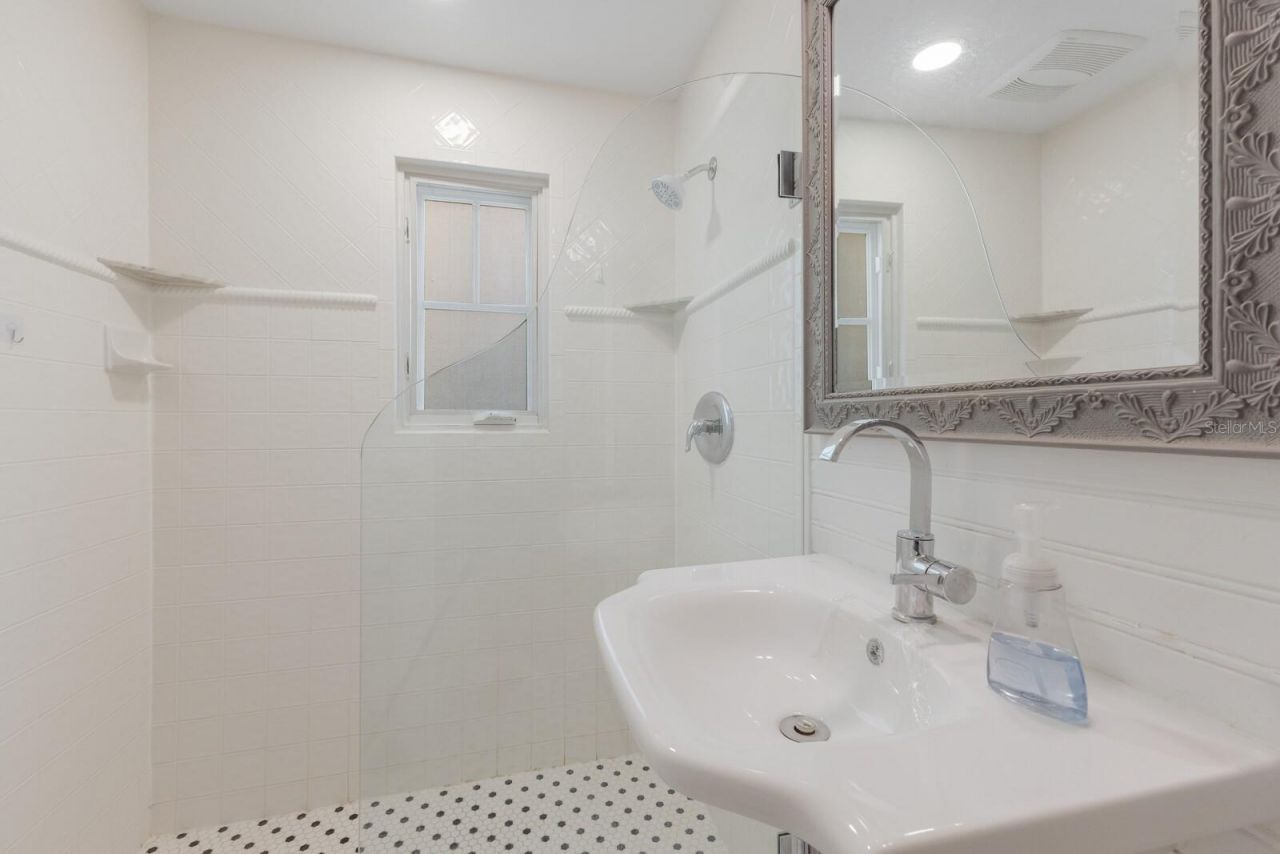 370 E Railroad Avenue, Unit 1, Boca Grande, FL 33921 Photo