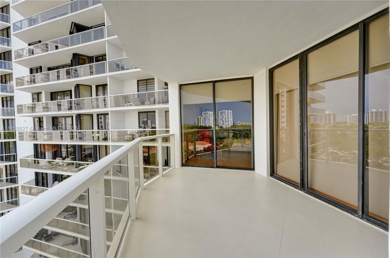 20281 E Country Club Dr, Unit 607, Aventura, FL 33180 Photo