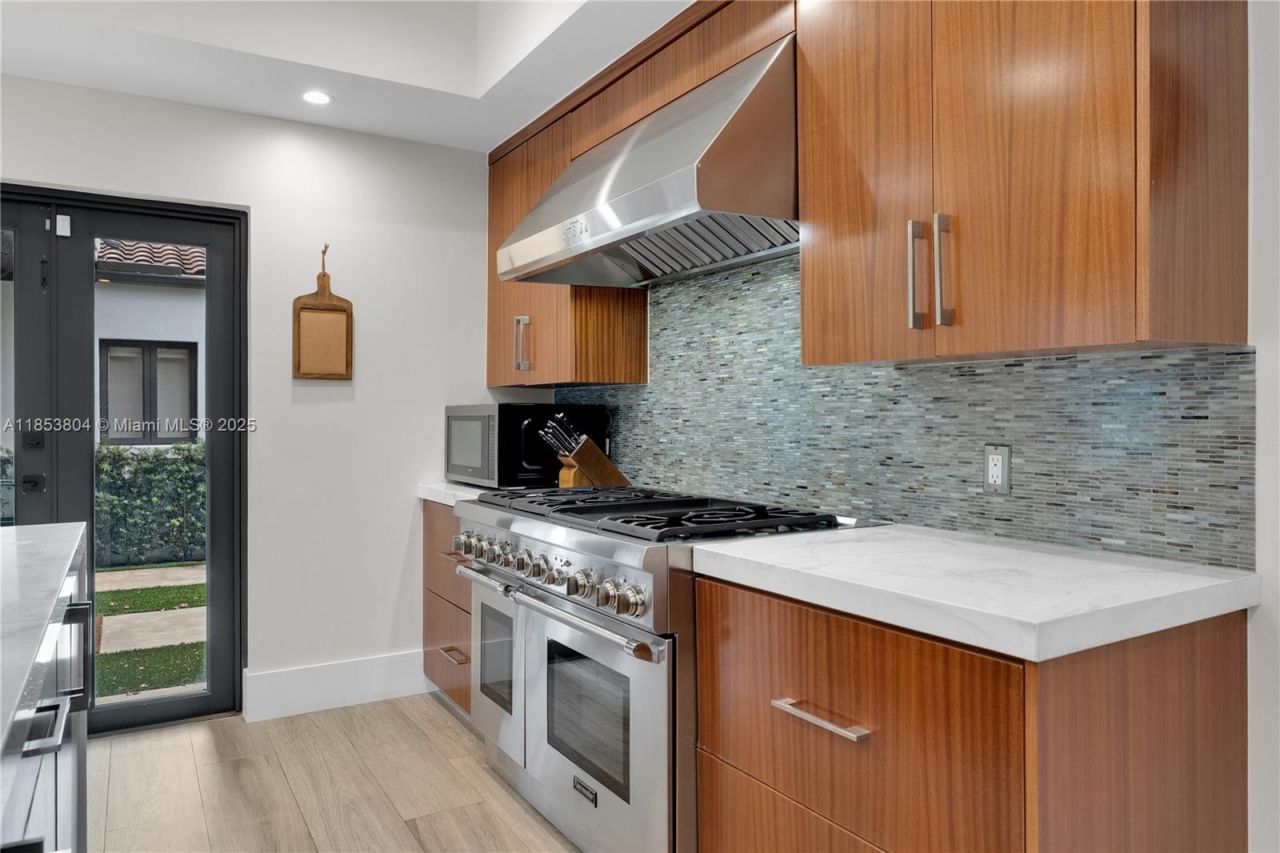 4475 N Meridian Ave, Miami Beach, FL 33140 Photo