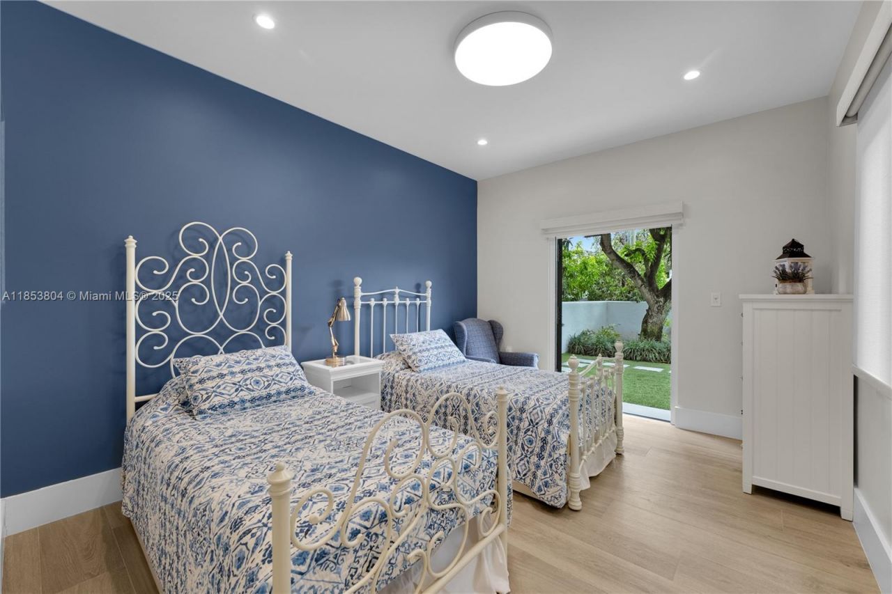 4475 N Meridian Ave, Miami Beach, FL 33140 Photo