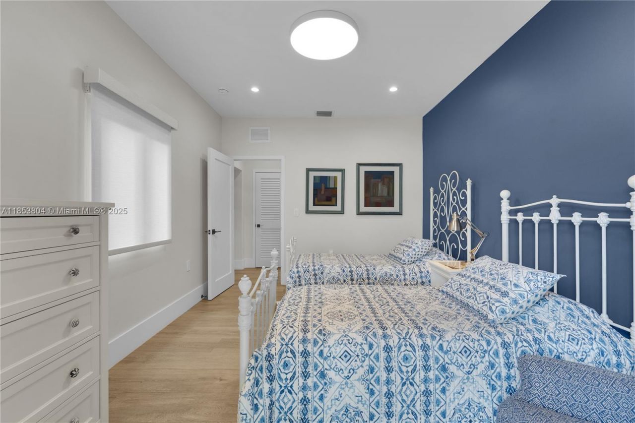 4475 N Meridian Ave, Miami Beach, FL 33140 Photo