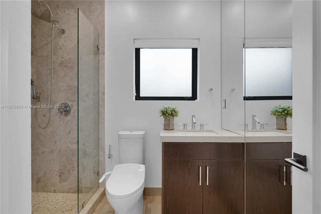 4475 N Meridian Ave, Miami Beach, FL 33140 Photo