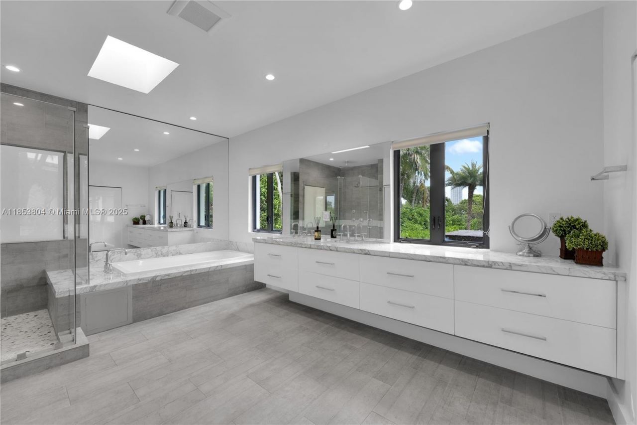 4475 N Meridian Ave, Miami Beach, FL 33140 Photo