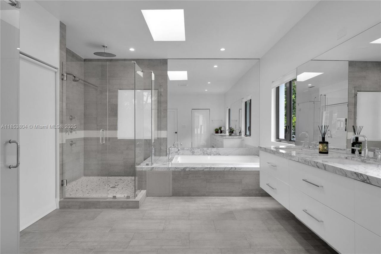 4475 N Meridian Ave, Miami Beach, FL 33140 Photo