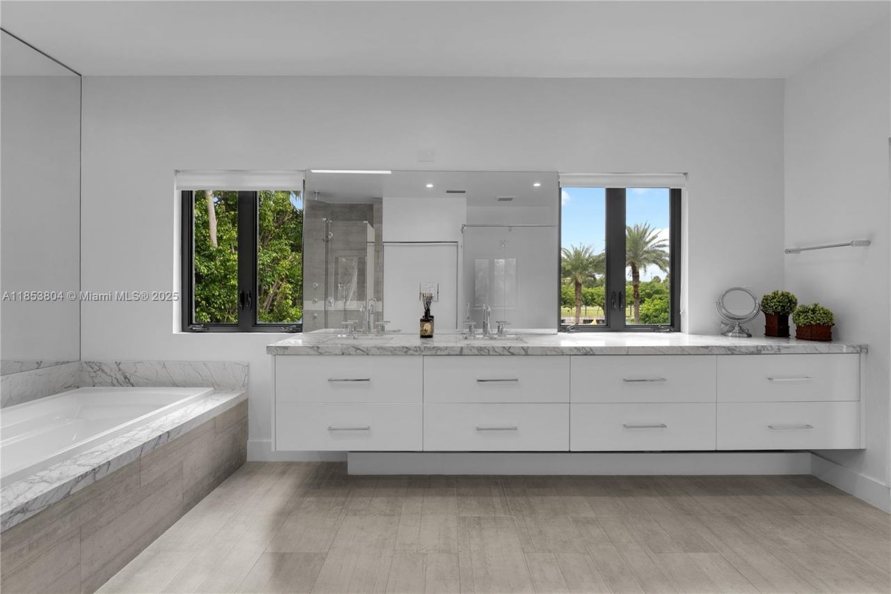 4475 N Meridian Ave, Miami Beach, FL 33140 Photo