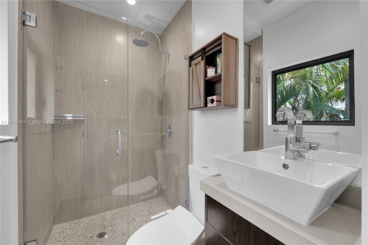 4475 N Meridian Ave, Miami Beach, FL 33140 Photo