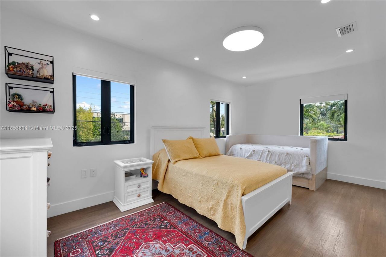 4475 N Meridian Ave, Miami Beach, FL 33140 Photo