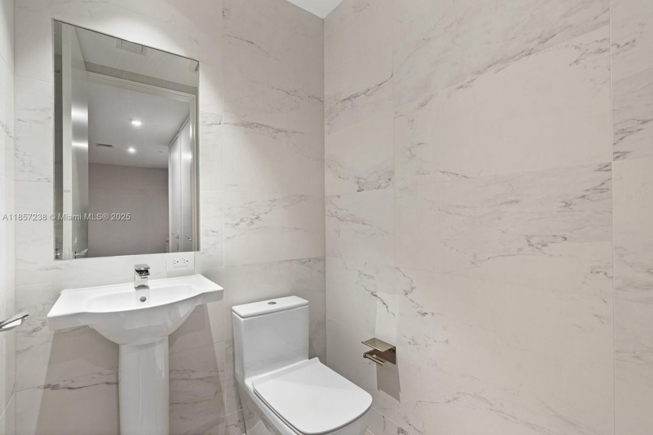 1000 Biscayne Blvd, Unit 2402, Miami, FL 33132 Photo