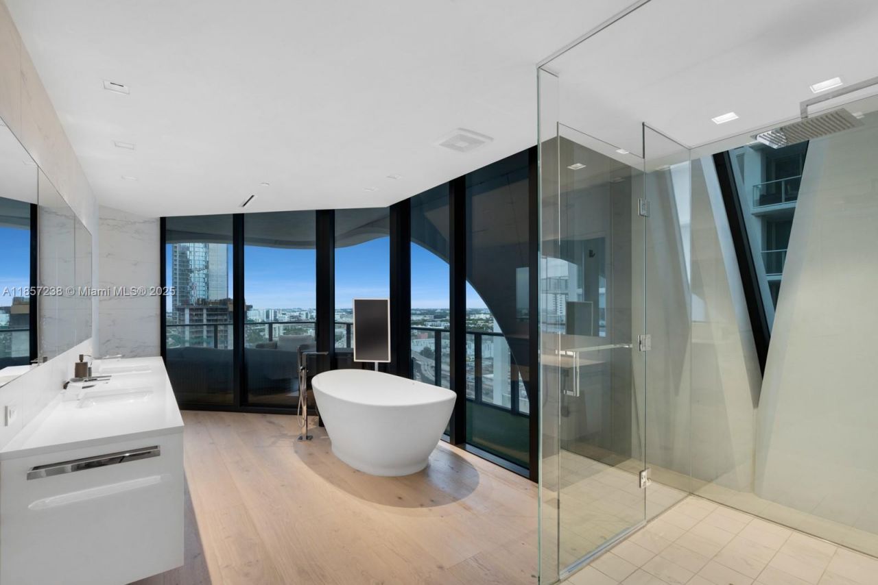 1000 Biscayne Blvd, Unit 2402, Miami, FL 33132 Photo