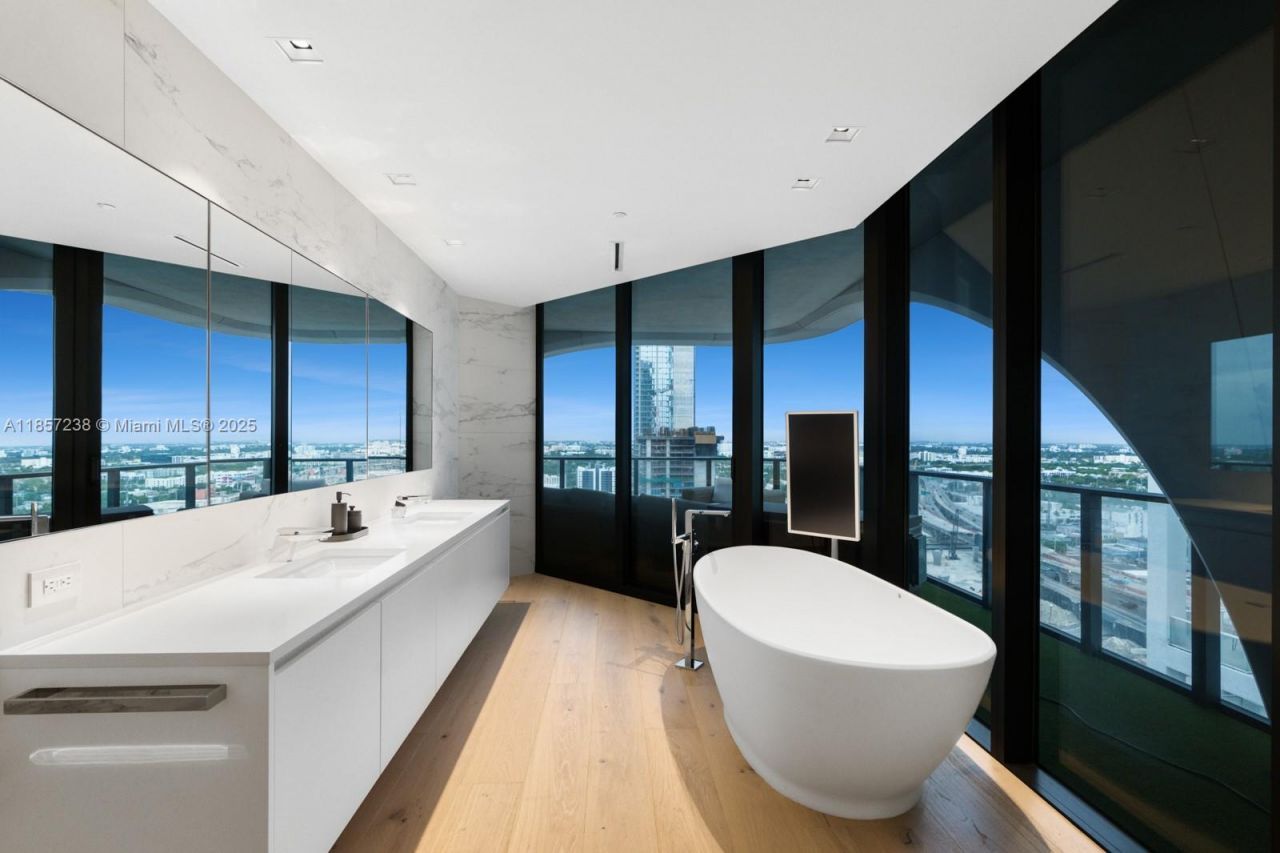 1000 Biscayne Blvd, Unit 2402, Miami, FL 33132 Photo