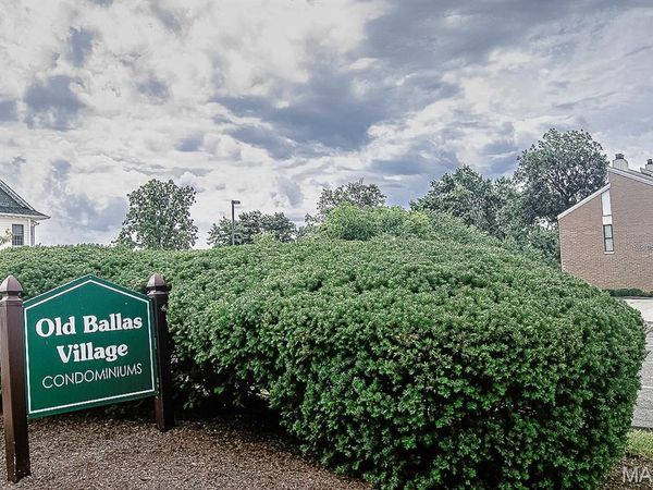 648 Coeur De Royale Drive, Unit B, Creve Coeur, MO 63141