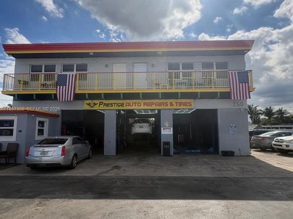 250 NE 44th St, Oakland Park, FL 33334