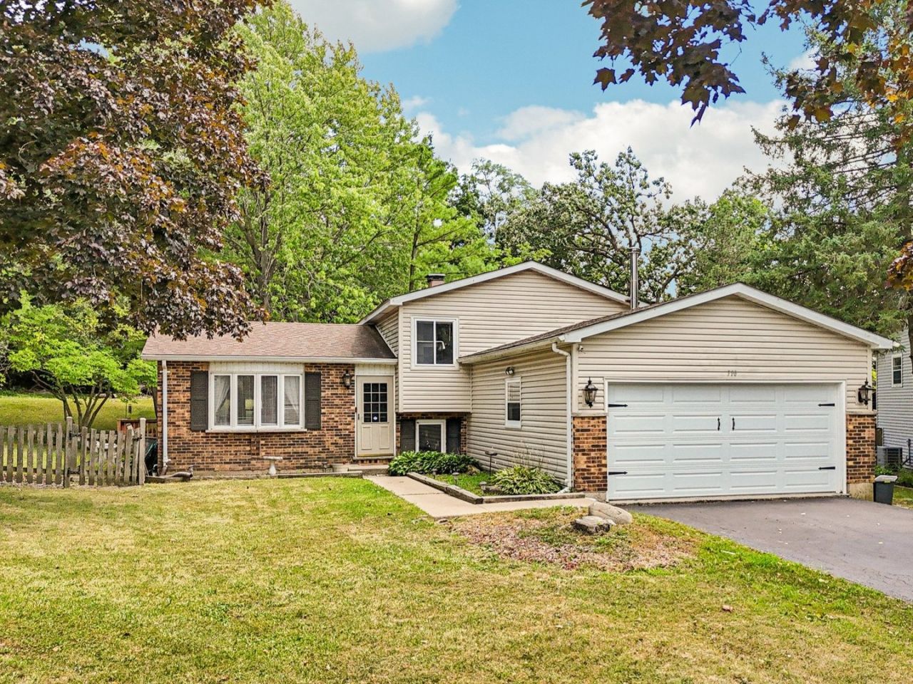 710 Greenbriar Lane, Lindenhurst, IL 60046 Main Photo